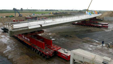 Self-Propelled Modular Transporters