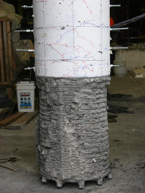 After testing, the column was picked up. The photo shows that the core of the column had suffered almost no damage.
