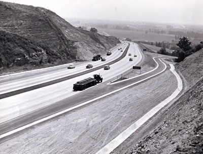 San Bernardino Freeway looking east on Kelleg Hill showing summit cut. (California Department of Transportation of Public Works photo)