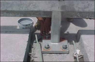 Figure 22. Placing of the washers and tightening of the nuts of the bridge rail sections