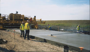 HIPERPAV II provides guidance on the design and construction of concrete pavements.