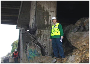 Photo. Shear failure in upstream column at northern end of Juan Pablo II bridge. Click here for more information.