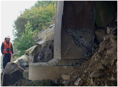 Photo. Shear failure in downstream column at northern end of Juan Pablo II bridge. Click here for more information.