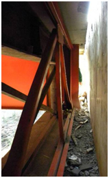 Photo. Elastomeric pad and stopper over bent on Cardenal Raúl Silva Henríquez bridge. Click here for more information.