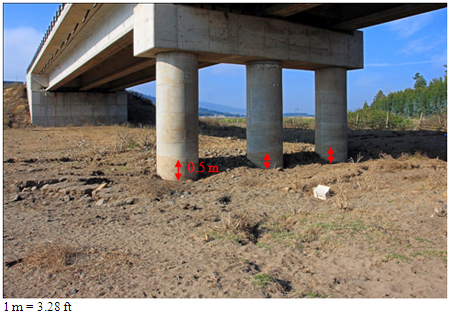 Photo. Soil settlement at interior pier at northeast abutment of Mataquito bridge. Click here for more information.