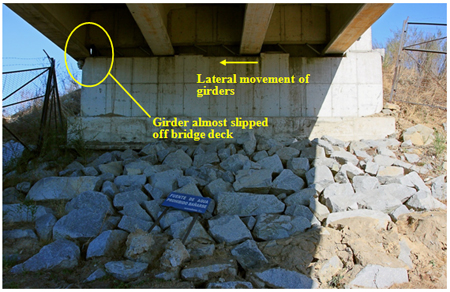 Photo. La Mochita bridge lateral bridge deck and girder at south abutment. Click here for more information.