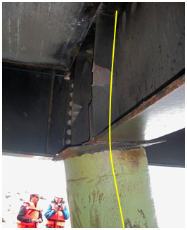 Photo. Close-up of Puerto de Coronel Muelle foundation displacement and bending. Click here for more information.