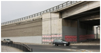 Photo. Retaining wall at Américo Vespucio/Independencia eastbound. Click here for more information.