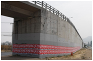 Photo. Retaining wall at Américo Vespucio/Independencia westbound. Click here for more information.