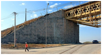 Photo. Retaining wall at Maipú River bridge. Click here for more information.