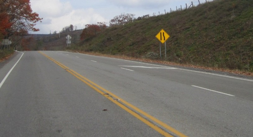 Figure 180. Photo. Additional lane (or road duplication). This figure shows an example of an additional lane (or road duplication). Adding an extra lane in one (or both) directions provides an opportunity for fast-moving vehicles to pass slower moving ones. These can be classified as climbing lanes or passing lanes. 