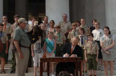 Caption: Secretary of Interior Dirk Kempthorne signs the decision to remove bald eagles from the list of threatened and endangered species on June 28, 2007. Photo courtesy of U.S. Fish and Wildlife Service.
