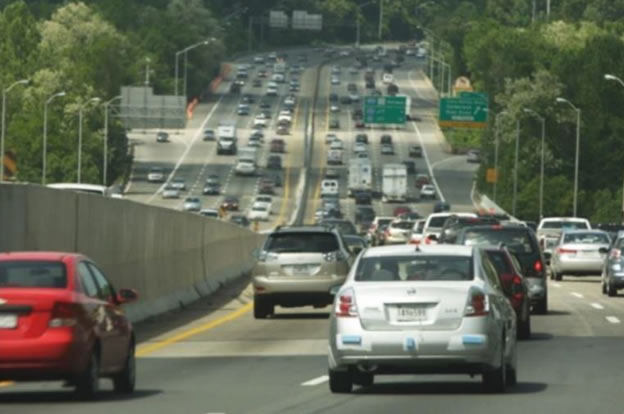 I-495 view with mult-lanes of traffic.
