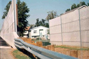 Photo of a noise barrier with an overlap that accomodates emergency access