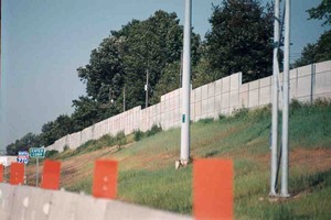 Photo showing irregular vertical stepping of panels - the top of the wall elevation varies abruptly from segment to segment