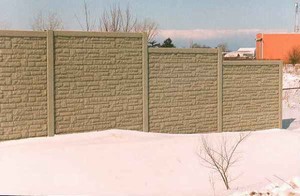 Photo of a noise barrier with a vertical cap on the post