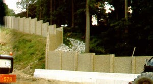 Photo showing a transition in noise barrier alignment from near the residences to near the highway