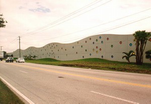 Photo of a noise barrier with an undulating top of wall that mimics the undulating ground in front of the noise barrier