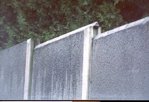 Photo of a noise barrier with pointed horizontal cap