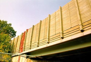 Photo of a wooden noise barrier on a bridge from the resident's side