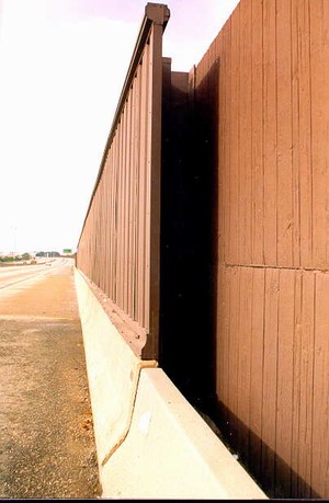 Photo showing an expansion joint to accommodate expansion and contraction of materials at the connection between ground-mounted and structure-mounted barriers.