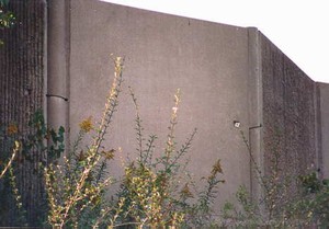 Photo showing an expansion joint to accommodate expansion and contraction of materials at the post to panel connection.