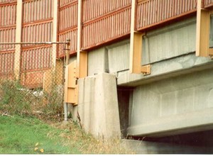 Photo showing an expansion joint to accommodate expansion and contraction of materials at the connection between ground-mounted and structure-mounted barriers.