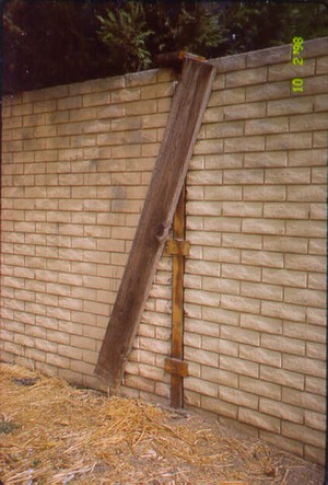 Photo of a noise barrier with a vertical cap on the post