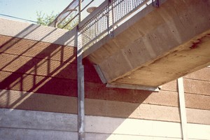 Photo showing spacing considerations necessary with noise barriers. In this case, the post spacing accomodates an overhead pedestrian bridge