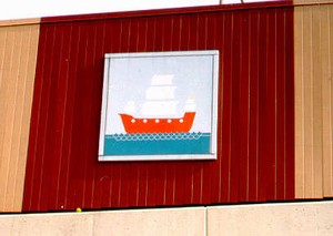 Photo of a noise barrier with an icon panel that depicts an ancient sailing ship to recognize a historic area