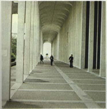 Large scale in a pedestrian space, designed to make the structure dominant