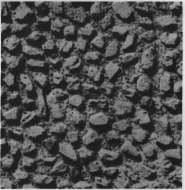 Exposed aggregate surface on a concrete wall