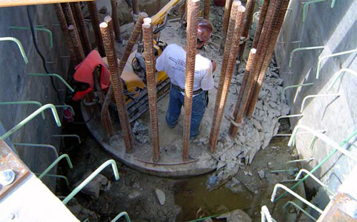 This figure shows the inside of the precast concrete pier box cofferdam used on the Providence River Bridge.