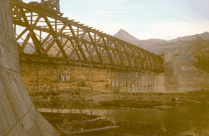 A picture of the bracing necessary during the construction of the Quadricon Bridge system.