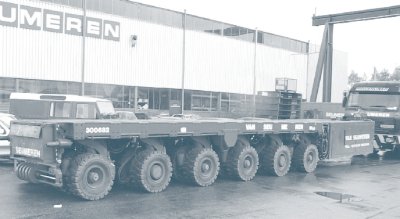An SPMT six-axel unit from the side.