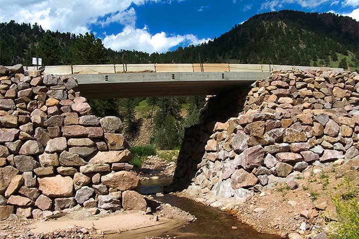  set of six side-by-side pre-stressed precast box girders span the gap between the GRS's two abutments.