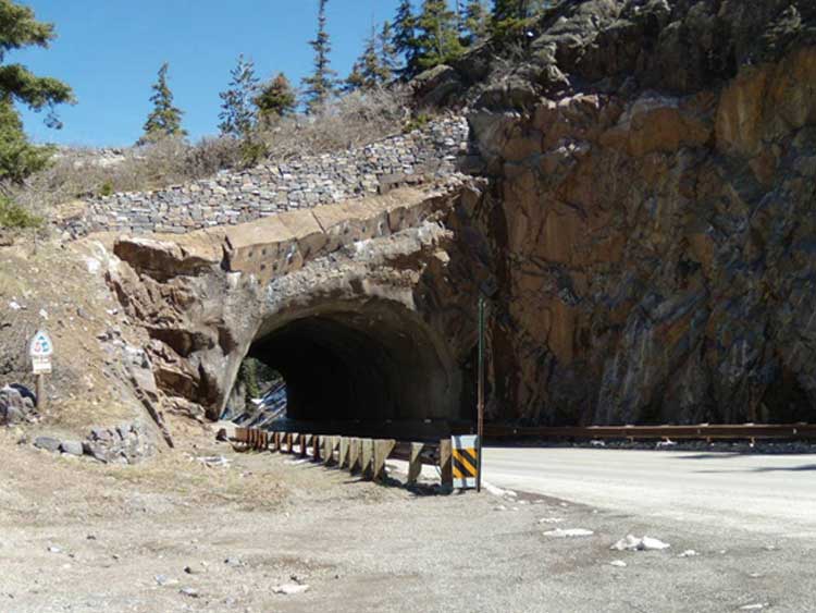 Figure 52. Photo. Sculpted shotcrete used to stabilize a tunnel portal (the area directly below the dry-stack wall is the sculpted shotcrete).