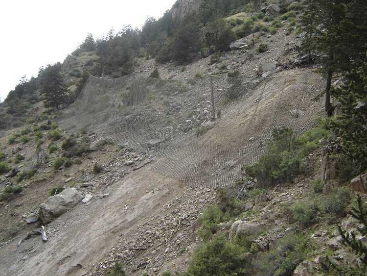 Figure 70. Photo. An attenuator combines a standard fence with a draping system. Georgetown, Colorado.