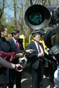 Figure 2. Photo. Woodrow Wilson Bridge media event. Media surround U.S. Transportation Secretary Norman Y. Mineta at a 2004 media event held at the construction site of the new Woodrow Wilson Bridge outside of Washington, D.C.