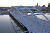 Photo showing the three-rib arch, cross-bracing, and fanned cables connecting the arch to the bridge deck.