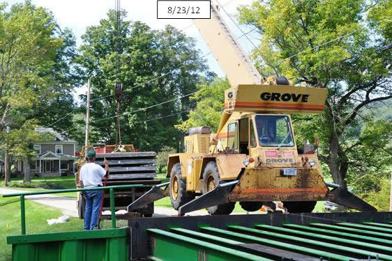 Figure 14. Photo. Situate crane and pick panels with two slings. Approximate panel weight is 20 psf, including wearing surface course 1. On this project, a panel weighed approximately 1,800 lb.