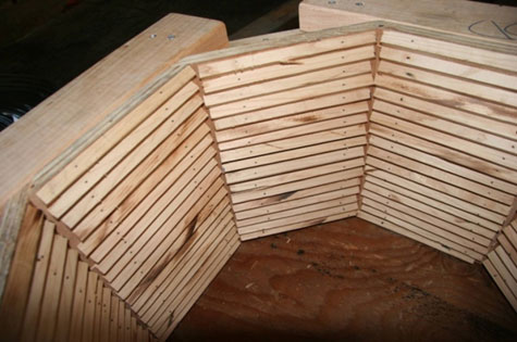 The bases of the precast columns were octagonal and roughened with wooden strips. This photo shows a detail of the roughening.