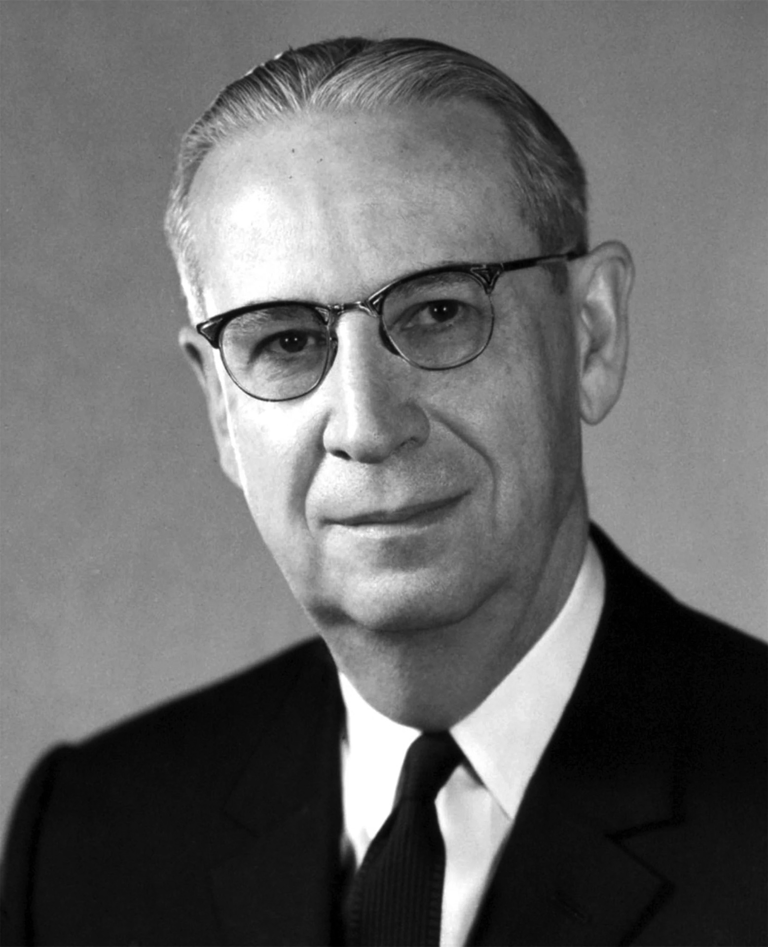 General Motors President James Roche. Roche had to issue an apology for company efforts to discredit Nader. General Motors President James Roche. Roche had to issue an apology for company efforts to discredit Nader.