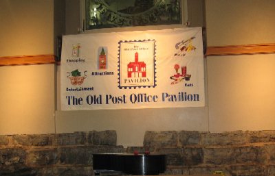 The small food and souvenir shops that comprise the Old Post Office Pavilion make it a popular lunch spot for tourists enjoying hamburgers, pizza, deli sandwiches, ice cream, and other treats.