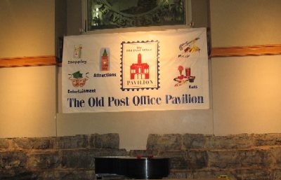 The small food and souvenir shops that comprise the Old Post Office Pavilion make it a popular lunch spot for tourists  enjoying hamburgers, pizza, deli sandwiches, ice cream, and other treats.