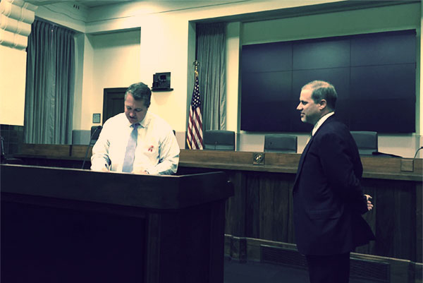 Photo of Texas DOT and Al Alonzi, FHWA Texas Division Administrator signed the Texas STIC Charter