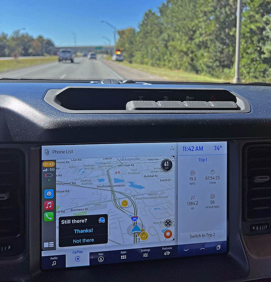 Emergency vehicle alerts shown on car dashboard