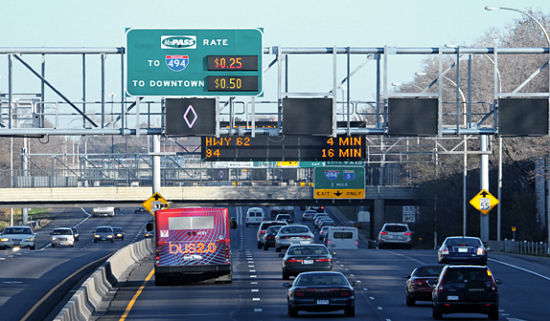 Photo showing travel time advisory sign informing traffic