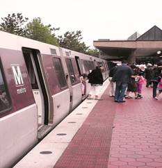 Passengers exiting WMATA 5000-Series cars