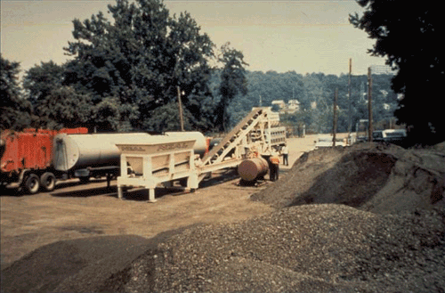 Figure 12-2. Continuous type cold-mix recycling plant.